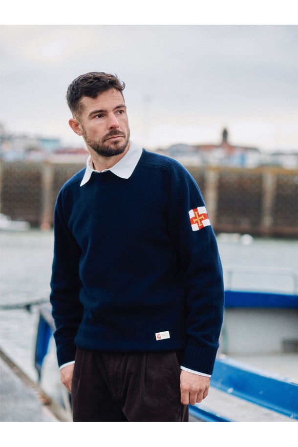 네이비 컬러의 슈퍼 파인 메리노울 새들 스웨터입니다. 가을, 겨울 시즌에 어울리는 남녀 공용의 레귤러 핏 라운드넥 스웨터로, 베이직하고 클래식한 스타일을 연출합니다. 얇은 두께감의 부드러운 메리노울 소재로 제작되어 편안한 착용감을 선사합니다. 소매에는 긴소매 디자인이 적용되었으며, 새들 디테일이 포인트로 더해져 미니멀하면서도 세련된 느낌을 줍니다. 일상복으로 활용하기 좋은 아이템입니다.
