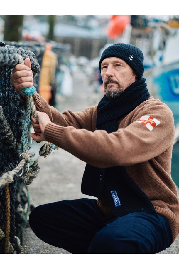 선선한 가을, 포근한 겨울을 위한 슈퍼 파인 메리노울 새들 스웨터입니다. 부드러운 촉감의 메리노울 소재로 제작되어 편안한 착용감을 선사하며, 레귤러 핏과 라운드넥 디자인으로 어떤 스타일에도 잘 어울립니다. 브라운 컬러와 무지 패턴이 어우러져 베이직하면서도 캐주얼한 무드를 연출하며, 출근룩은 물론 일상에서도 활용하기 좋습니다. 특히, 새들 디테일이 돋보여 세련된 포인트를 더합니다. 긴 소매 기장의 두꺼운 두께감으로 따뜻하게 몸을 감싸줍니다.