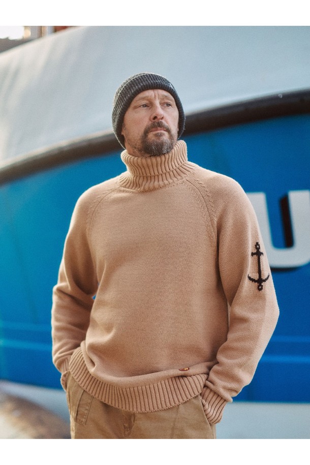 헤비 코튼 소재의 카멜 컬러 터틀넥 스웨터입니다. 넉넉한 두께감과 부드러운 촉감으로 가을, 겨울철 따뜻하게 착용하기 좋습니다. 베이직하고 캐주얼한 스타일로 다양한 룩에 활용하기 좋으며, 레귤러 핏으로 편안함을 더했습니다. 긴 소매 기장의 무지 디자인으로 미니멀하면서도 클래식한 분위기를 연출합니다. 데일리룩으로 활용하기 좋은 실용적인 아이템입니다.
