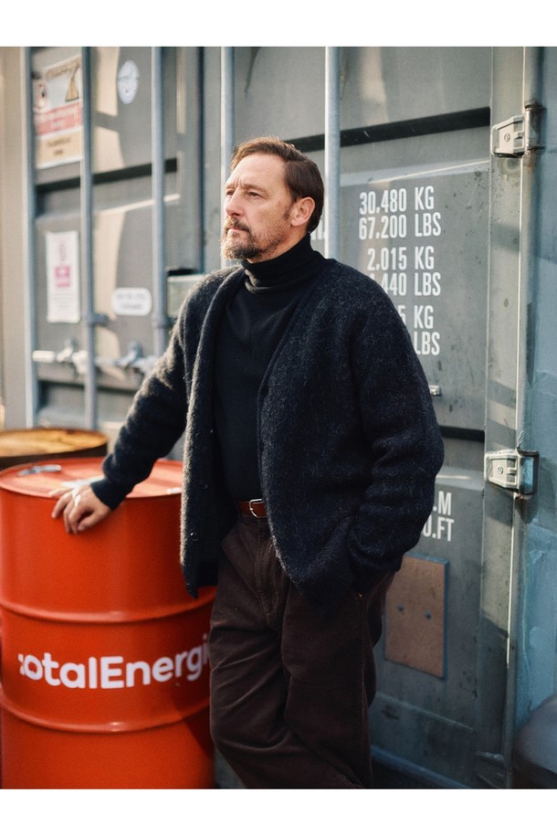 알파카 브이넥 가디건 - 블랙은 부드러운 촉감과 뛰어난 보온성을 자랑하는, 가을과 겨울에 어울리는 필수 아이템입니다. 일상과 출근룩에 모두 활용 가능한 베이직하고 클래식한 스타일로, 레귤러 핏과 긴 소매 기장이 편안한 착용감을 선사합니다. 싱글 버튼 디테일이 돋보이며, 무지 디자인으로 어떤 옷에도 쉽게 매치할 수 있습니다. 고급스러운 알파카 소재로 제작되어 오랫동안 변함없이 즐겨 입을 수 있습니다.
