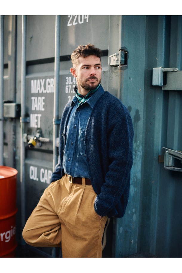 알파카 브이넥 가디건 - 네이비는 부드러운 촉감과 두꺼운 두께로 따뜻함을 선사하는 가을, 겨울용 상의입니다. 베이직하고 클래식한 스타일을 연출하며, 레귤러 핏으로 편안하게 착용 가능합니다. 긴 소매와 무지 패턴, 버튼 여밈 디테일이 특징이며, 출근룩, 오피스룩, 모임룩 등 다양한 TPO에 활용할 수 있습니다. 고급스러운 알파카 소재로 제작되어 미니멀하면서도 세련된 스타일을 완성합니다. 브이넥 디자인으로 답답함 없이, 다양한 이너와 레이어드하여 클래식한 무드를 연출해보세요.
