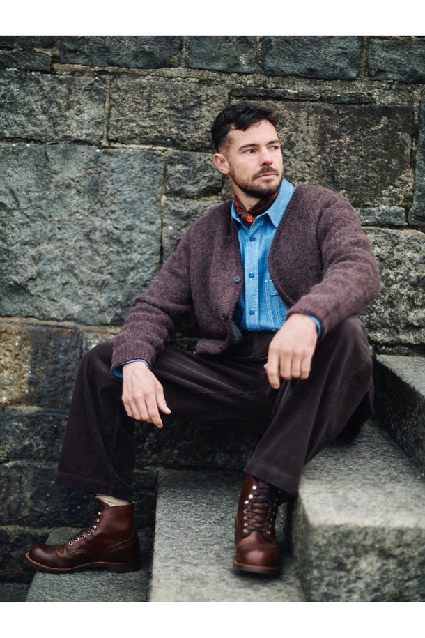 알파카 브이넥 가디건 - 브라운은 가을과 겨울, 일상과 출근룩, 모임룩에 모두 잘 어울리는 베이직하고 클래식한 스타일의 제품입니다. 부드러운 촉감의 알파카 소재로 제작되어 두꺼운 두께감과 뛰어난 보온성을 자랑합니다. 레귤러 핏에 긴 소매, 브이넥 디자인으로 어떤 옷에도 쉽게 매치할 수 있으며, 버튼으로 간편하게 여밀 수 있습니다. 미니멀, 캐주얼 룩을 즐겨 입는 분들께 추천하며, 활용도 높은 브라운 컬러는 세련된 분위기를 더합니다.
