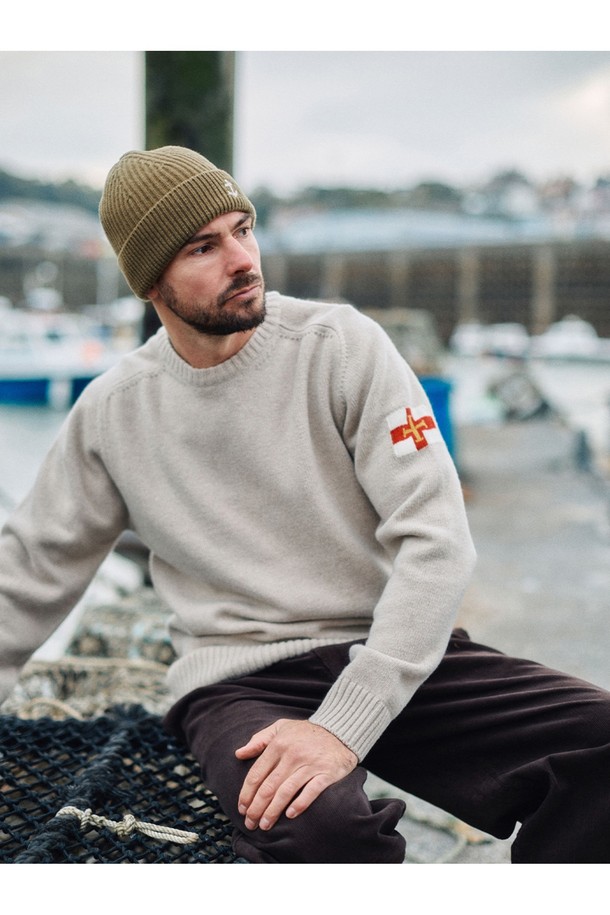 부드러운 촉감이 돋보이는 슈퍼 파인 메리노울 새들 스웨터 - 베이지입니다. 고급스러운 메리노울 소재로 제작되어, 가을과 겨울에 따뜻하게 입을 수 있습니다. 라운드넥과 레귤러핏 디자인으로 어떤 스타일에도 잘 어울리는 베이직한 아이템입니다. 심플한 디자인과 베이지 컬러가 미니멀하고 클래식한 분위기를 연출합니다. 긴 소매 기장의 무지 디자인으로, 다양한 룩에 활용하기 좋습니다.
