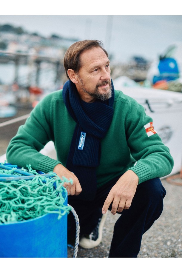 보틀 그린 컬러의 슈퍼 파인 메리노울 새들 스웨터입니다. 부드러운 촉감의 메리노울 소재로 제작되어 가을, 겨울철 따뜻하게 착용할 수 있습니다. 베이직하고 클래식한 스타일로, 출근룩과 비즈니스 캐주얼에 활용하기 좋습니다. 레귤러 핏에 라운드넥 디자인이며, 새들 디테일이 포인트로 더해졌습니다. 긴 소매 기장의 두꺼운 두께감으로 포근함을 선사합니다.
