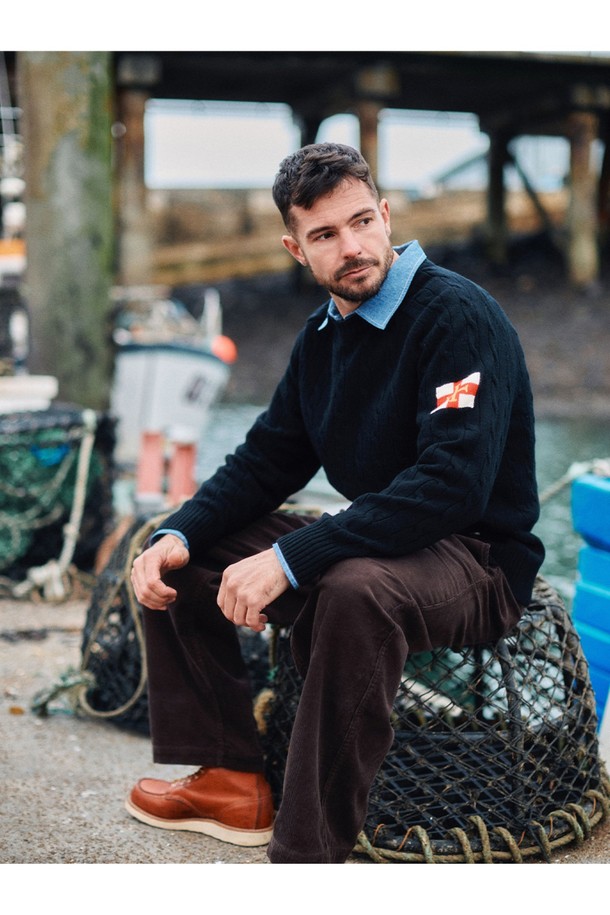 슈퍼 파인 메리노울 케이블 스웨터 - 블랙은 고급 메리노울 소재로 제작되어 부드러운 촉감을 선사하는 남녀 공용 스웨터입니다. 가을, 겨울 시즌에 어울리며, 베이직하고 클래식한 스타일로 다양한 룩에 활용하기 좋습니다. 레귤러 핏에 라운드넥 디자인, 긴소매 기장으로 편안한 착용감을 제공하며, 두꺼운 두께감으로 따뜻하게 입을 수 있습니다. 특히, 케이블 패턴이 돋보여 미니멀하면서도 세련된 분위기를 연출하며 출근룩에도 적합합니다.
