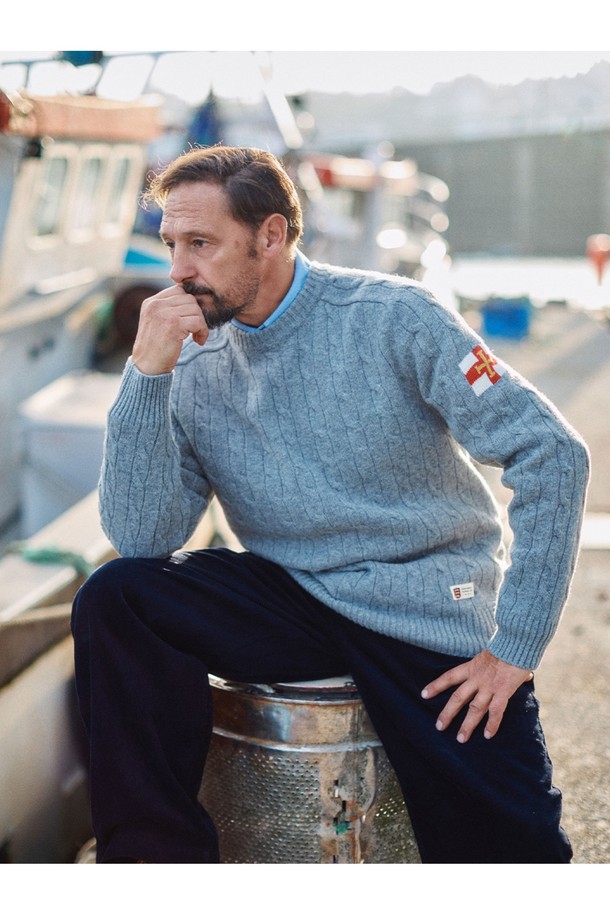 부드러운 촉감의 프리미엄 메리노울 소재로 제작된 슈퍼 파인 메리노울 케이블 스웨터 - 그레이입니다. 가을과 겨울, 데일리룩과 비즈니스 캐주얼에 모두 잘 어울리는 베이직하고 클래식한 스타일의 라운드넥 스웨터입니다. 촘촘한 케이블 니트 패턴과 레귤러핏 디자인으로, 어떤 옷에도 매치하기 쉬워 활용도가 높습니다. 톤 다운된 그레이 컬러는 고급스러운 분위기를 더하며, 긴 소매 기장으로 따뜻하게 착용할 수 있습니다. 

