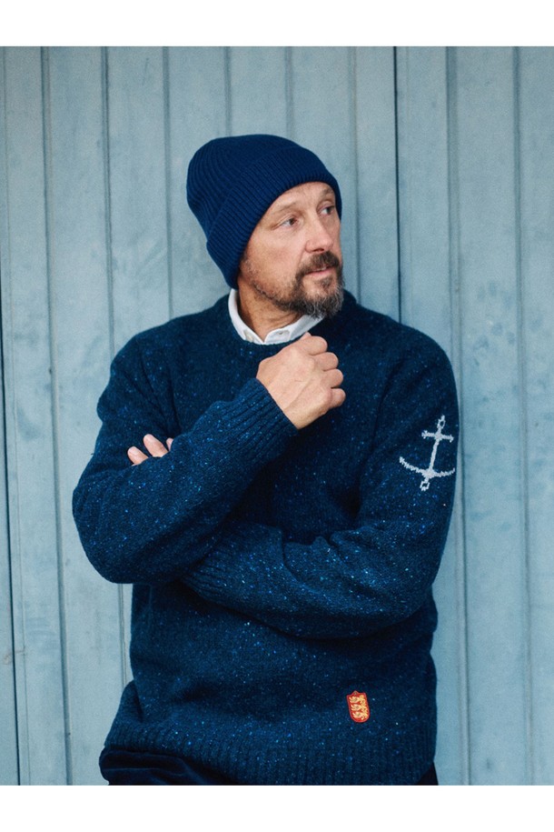 네프사 새들 스웨터 - 네이비는 캐주얼, 클래식, 미니멀 스타일을 아우르는 공용 스웨터입니다. 가을과 겨울에 어울리는 두꺼운 두께감의 울 소재로 제작되어 부드러운 촉감을 선사하며, 라운드 넥과 긴 소매 디자인이 특징입니다. 베이직한 무지 패턴과 레귤러핏으로 다양한 스타일에 매치하기 용이하며, 어깨 장식 디테일이 포인트로 더해졌습니다. 네이비 컬러의 크롭 기장 상의로, 일상에서 편안하고 세련된 스타일을 연출할 수 있습니다.
