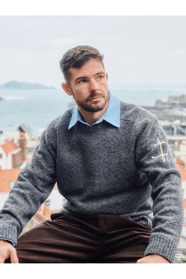 네프사 새들 스웨터 - 차콜은 울 소재로 제작되어 부드러운 촉감을 자랑하는 남녀 공용 스웨터입니다. 톤 다운된 차콜 컬러와 베이직한 디자인으로, 캐주얼 및 클래식, 미니멀 스타일 모두 소화 가능하며 출근룩으로도 활용하기 좋습니다. 레귤러 핏에 라운드넥 디자인, 긴 소매 기장으로 제작되었으며, 두꺼운 두께감으로 가을, 겨울 시즌에 따뜻하게 착용할 수 있습니다. 앵커 로고 자수 디테일이 포인트로 더해져 세련된 느낌을 선사합니다.
