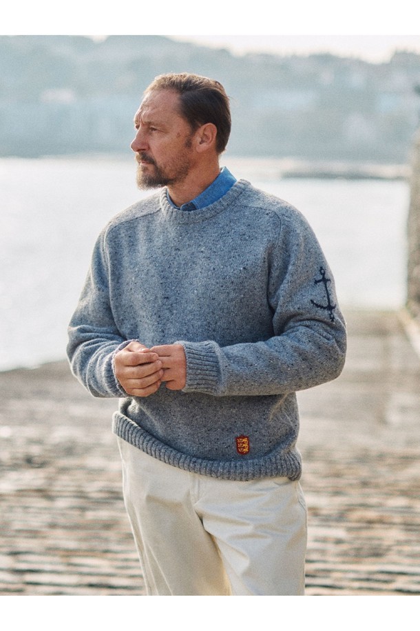 네프사 새들 스웨터 - 그레이는 가을, 겨울 시즌에 어울리는 공용 니트/스웨터입니다. 부드러운 울 소재로 제작되어 포근한 착용감을 선사하며, 레귤러핏과 라운드넥 디자인으로 편안한 착용감을 제공합니다. 베이직하고 캐주얼한 스타일에 무지 패턴의 그레이 컬러가 더해져 어떤 룩에도 잘 어울립니다. 출근룩, 캐주얼, 클래식, 미니멀 스타일 연출에 적합하며, 심플한 자수 디테일이 포인트로 더해졌습니다. 두꺼운 두께감으로 따뜻함을 유지하며, 긴 소매 기장으로 간결한 맵시를 더합니다.
