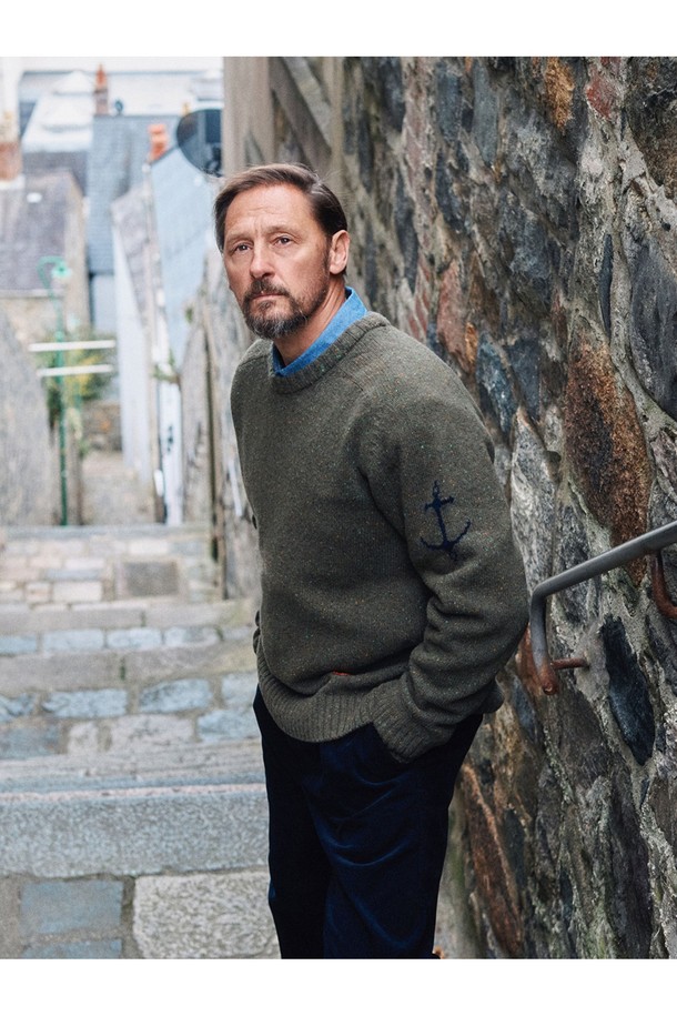 네프사 새들 스웨터 - 올리브는 남녀 공용으로 착용 가능한 울 소재의 라운드넥 긴소매 스웨터입니다. 가을, 겨울 시즌에 어울리는 두꺼운 두께감과 부드러운 촉감이 특징이며, 베이직하고 캐주얼한 스타일을 연출합니다. 레귤러핏으로 제작되어 편안한 착용감을 선사하며 숄더 패치 디테일이 돋보입니다. 출근룩과 모임룩은 물론 캐주얼, 클래식, 미니멀 스타일까지 소화 가능한 활용도 높은 아이템입니다.
