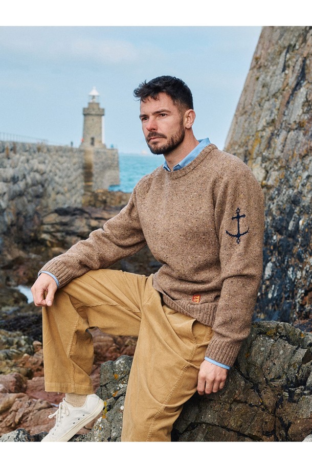 네프사 새들 스웨터 - 피넛은 부드러운 촉감의 울 소재로 제작된 공용 스웨터입니다. 가을, 겨울 시즌에 어울리는 두꺼운 두께감과 레귤러핏으로 편안하게 착용 가능합니다. 라운드넥 디자인에 앵커 자수 디테일이 포인트로 더해져 캐주얼하면서도 베이직한 스타일을 연출합니다. 데이트룩, 캐주얼, 클래식, 미니멀 스타일을 즐겨 입는 분들께 추천하며, 피넛 브라운 컬러가 따뜻하고 포근한 분위기를 선사합니다. 크롭 기장으로 세련된 핏을 완성합니다.
