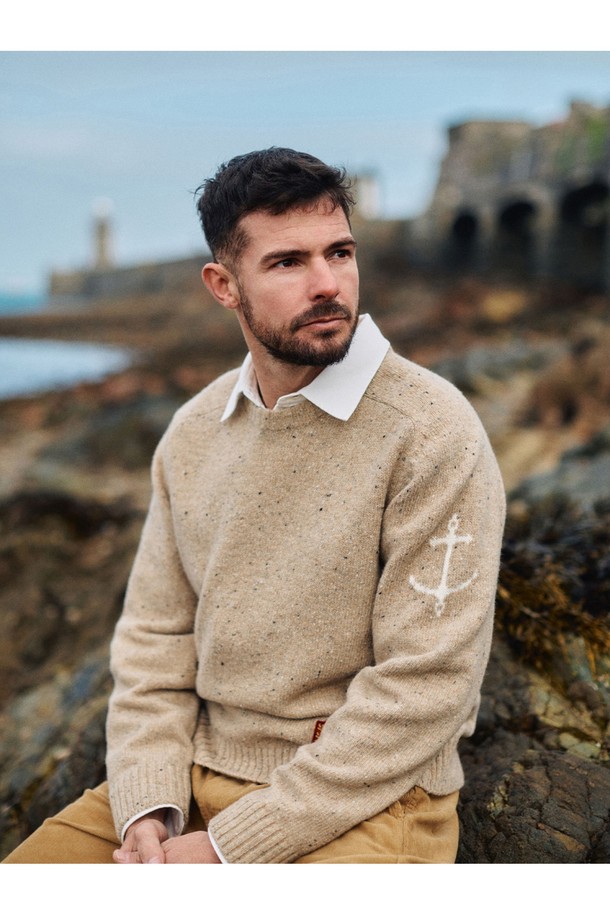 네프사 새들 스웨터 - 베이지는 가을과 겨울, 일상과 출근룩에 모두 잘 어울리는 공용 스웨터입니다. 부드러운 울 소재로 제작되어 따뜻하고 포근한 착용감을 선사하며, 레귤러 핏과 라운드넥 디자인으로 편안한 착용감을 제공합니다. 베이직, 캐주얼, 클래식, 미니멀 스타일을 추구하는 분들께 추천하며, 앵커 자수 디테일이 포인트로 더해져 밋밋함을 덜어줍니다. 두꺼운 두께감과 긴 소매 기장으로 추운 날씨에도 따뜻하게 입을 수 있습니다.
