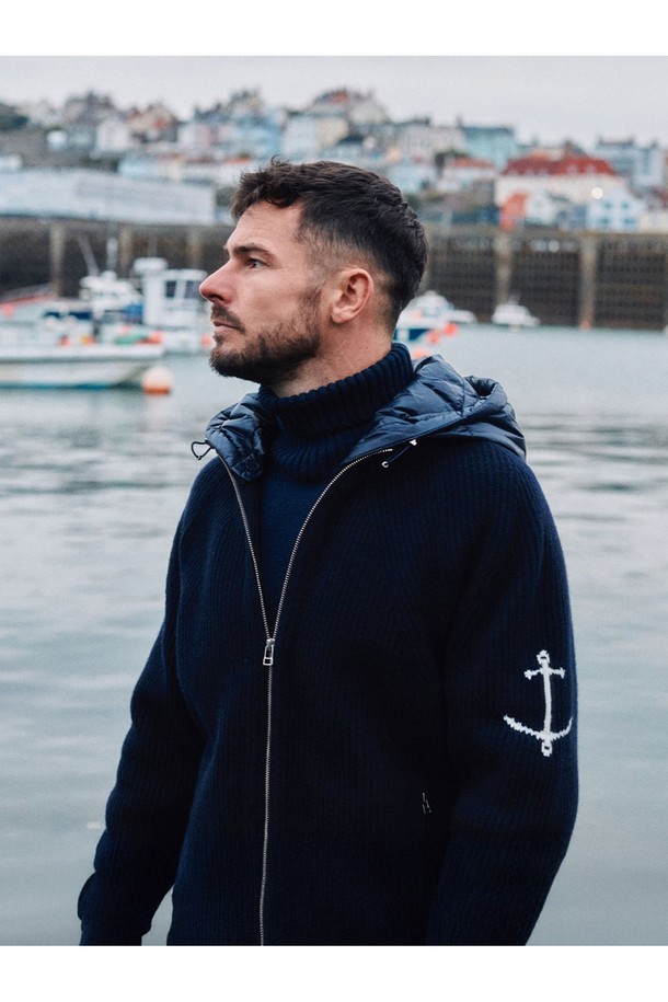 네이비 컬러의 디테쳐블 패딩 후드 헤비 집업 스웨터입니다. 쌀쌀한 가을과 추운 겨울철, 캐주얼하고 스포티한 스타일을 연출하기에 적합합니다. 레귤러 핏에 긴 소매 기장으로 제작되었으며, 두꺼운 두께감의 니트 소재와 패딩 안감으로 보온성을 높였습니다. 탈부착 가능한 후드 디자인으로, 출근룩이나 캠핑룩 등 다양한 TPO에 맞춰 활용할 수 있습니다. 무지 패턴으로 미니멀한 스타일 연출에도 용이합니다.
