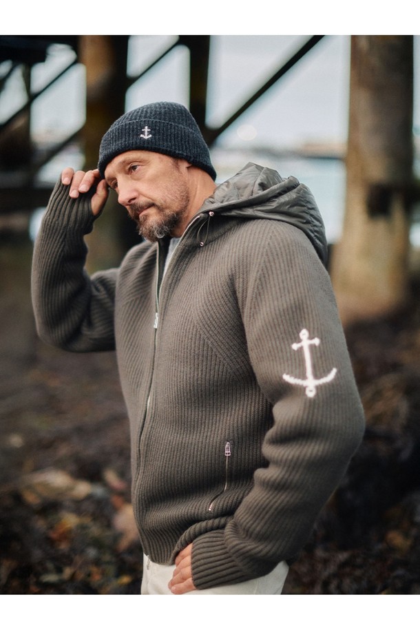 올리브 색상의 디테쳐블 패딩 후드 헤비 집업 스웨터입니다. 넉넉한 두께감의 니트 소재와 레귤러핏으로 제작되어 캐주얼하고 스포티한 스타일을 연출합니다. 탈부착 가능한 후드와 집업 여밈 방식으로 편안하게 착용할 수 있으며, 안감은 패딩으로 처리되어 가을, 겨울철 따뜻함을 선사합니다. 무지 디자인으로 다양한 룩에 활용하기 좋으며, 일상복으로 적합합니다. 긴소매 기장으로 보온성을 높였습니다.
