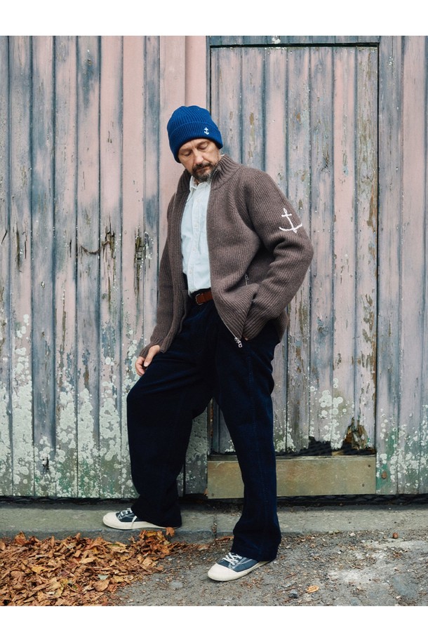 브리티쉬 립 투웨이 집업 스웨터 - 브라운은 가을과 겨울, 당신의 일상에 클래식하고 베이직한 무드를 더해줄 아이템입니다. 부드러운 울 소재로 제작되어 포근한 착용감을 선사하며, 레귤러 핏으로 편안하게 착용할 수 있습니다. 앵커(닻) 자수 디테일이 돋보이며, 투웨이 지퍼와 긴소매 디자인으로 실용성을 높였습니다. 출근룩, 모임룩, 데이트룩 등 다양한 TPO에 활용할 수 있으며, 클래식, 미니멀, 캐주얼 스타일 모두 소화 가능합니다. 두꺼운 두께감으로 따뜻함을 더했습니다.
