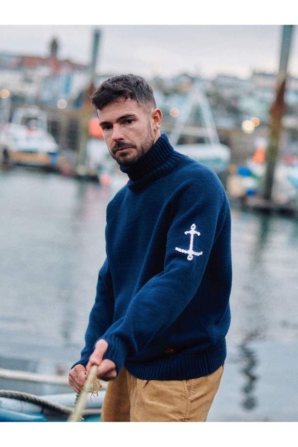 네이비 색상의 헤비코튼 터틀넥 스웨터입니다. 넉넉한 두께감의 헤비코튼 소재로 제작되어 가을, 겨울철 따뜻하게 착용하기 좋습니다. 베이직하고 캐주얼한 디자인으로, 출근룩과 모임룩 등 다양한 TPO에 활용할 수 있습니다. 레귤러핏으로 제작되어 편안한 착용감을 제공하며, 캐주얼, 클래식, 미니멀 스타일 모두 소화 가능합니다. 긴 소매와 터틀넥 디자인으로 보온성을 높였습니다.
