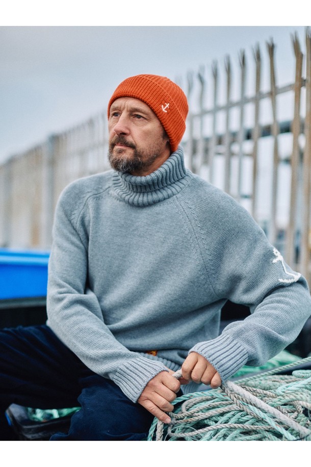 부드러운 촉감의 헤비 코튼 소재로 제작된 멜란지 그레이 컬러의 터틀넥 스웨터입니다. 넉넉한 두께감과 레귤러핏으로 편안한 착용감을 선사하며, 가을과 겨울 시즌에 따뜻하게 입을 수 있습니다. 베이직하고 캐주얼한 스타일로, 다양한 룩에 활용하기 좋습니다. 출근룩과 모임룩 모두에 잘 어울리며, 앵커 로고 자수 디테일이 포인트로 더해졌습니다. 미니멀, 캐주얼, 클래식 스타일을 즐겨 입는 분들께 추천합니다.
