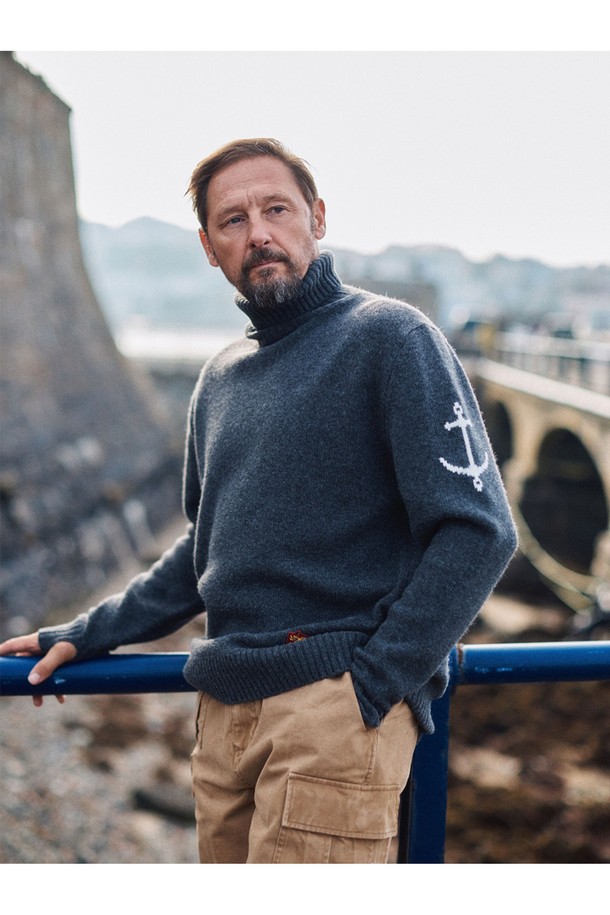 부드러운 촉감의 슈퍼 파인 메리노울 소재로 제작된 차콜 컬러의 터틀넥 스웨터입니다. 얇은 두께감으로 가을, 겨울철에 착용하기 좋으며, 레귤러핏 디자인으로 편안한 착용감을 선사합니다. 베이직하고 캐주얼한 스타일로 출근룩, 모임룩 등 다양한 TPO에 활용 가능합니다. 앵커 자수 디테일이 포인트로 더해져 클래식하고 미니멀한 무드를 연출합니다. 긴 소매 기장의 레귤러 기장 상의로, 데일리룩에 활용하기 좋은 아이템입니다.
