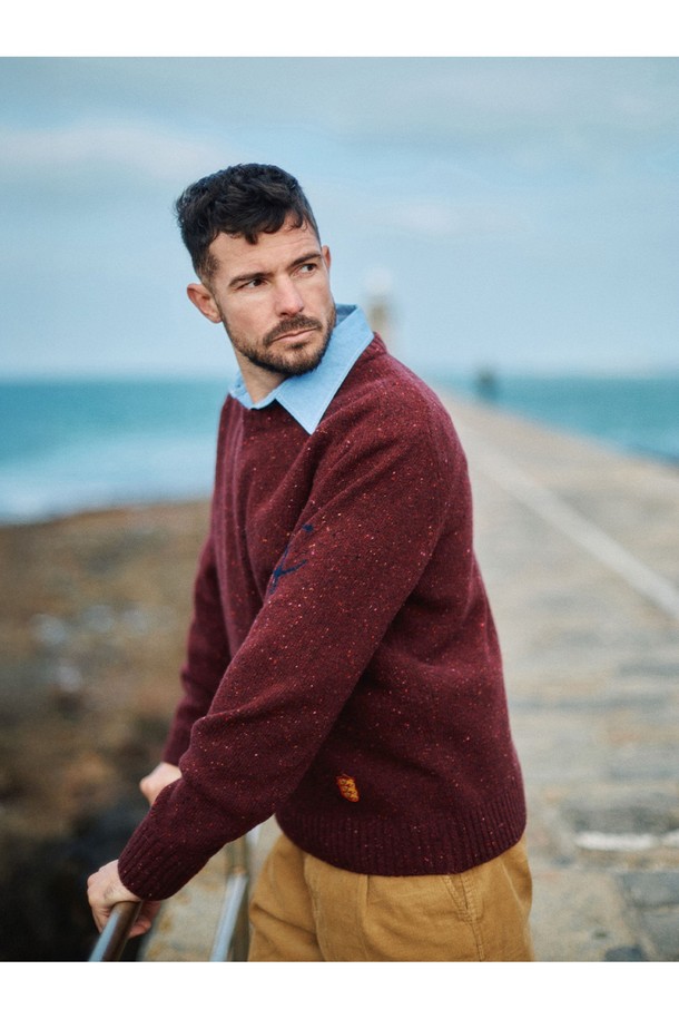 네프사 새들 스웨터 - 버건디는 울과 아크릴 혼방 소재로 제작되어 부드러운 촉감과 따뜻함을 선사합니다. 라운드넥과 레귤러핏 디자인으로 베이직하면서도 캐주얼한 스타일을 연출하며, 가을과 겨울에 활용하기 좋습니다. 두께감이 있는 긴소매 스웨터로, 로고 디테일이 은은하게 포인트를 더합니다. 버건디 컬러는 클래식하고 미니멀한 무드를 자아내 일상복으로 활용하기 좋습니다.
