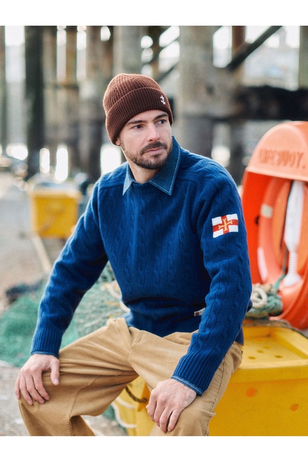 슈퍼 파인 메리노울 케이블 스웨터 - 미드나잇 네이비는 부드러운 촉감의 슈퍼 파인 울 소재로 제작되어 가을, 겨울 시즌에 따뜻함을 선사합니다. 베이직하고 클래식한 스타일의 라운드넥 디자인에, 레귤러핏으로 편안하게 착용 가능합니다. 미드나잇 네이비 컬러와 케이블 패턴이 돋보이며, 출근룩, 비즈니스 캐주얼, 모임룩 등 다양한 TPO에 활용하기 좋습니다. 클래식, 미니멀, 캐주얼 스타일을 즐겨 입는 분들께 추천합니다. 긴 소매 기장의 레귤러 기장 스웨터입니다.
