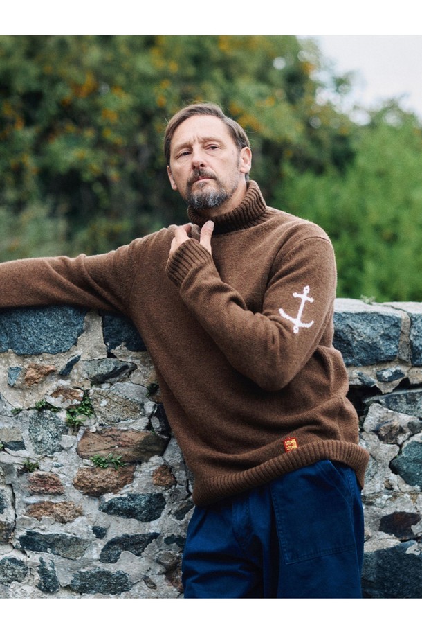 슈퍼 파인 메리노울 터틀넥 스웨터 - 브라운은 부드러운 촉감의 메리노울 소재로 제작되어 가을과 겨울에 따뜻하게 착용하기 좋습니다. 베이직하고 클래식한 스타일로 다양한 룩에 활용할 수 있으며, 레귤러 핏으로 편안한 착용감을 선사합니다. 긴 소매와 터틀넥 디자인이 특징이며, 두꺼운 두께감으로 보온성을 높였습니다. 가슴 부분에는 앵커 로고 자수가 포인트로 더해져 미니멀하면서도 세련된 느낌을 줍니다.
