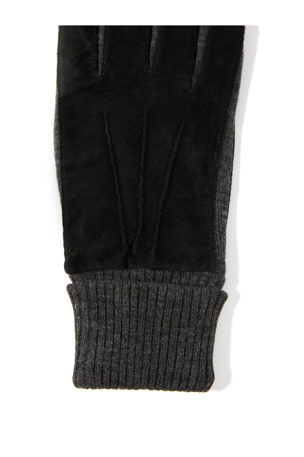 켄들 남성 스웨이드 장갑 - 블랙은 가을과 겨울철, 출근룩에 잘 어울리는 남성용 장갑입니다. 부드러운 촉감의 블랙 스웨이드 소재로 제작되어 고급스러운 느낌을 주며, 보온성을 높여줍니다. 심플한 무지 디자인에 손목 리브 디테일을 더해 클래식, 미니멀, 캐주얼 스타일 모두 소화 가능합니다. 두꺼운 두께감으로 추운 날씨에도 따뜻하게 손을 보호해주는 실용적인 아이템입니다.
