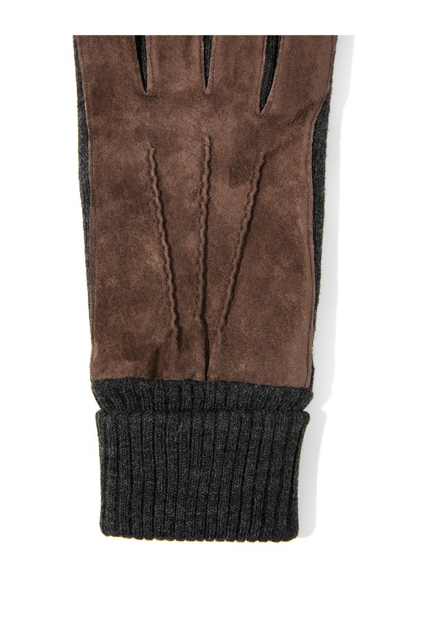 켄들 남성 스웨이드 장갑 - 브라운은 가을과 겨울철, 일상에서 착용하기 좋은 남성용 장갑입니다. 부드러운 스웨이드 소재와 보온성이 뛰어난 니트 소재를 사용하여 따뜻하고 편안한 착용감을 제공합니다. 손목 부분은 니트 디테일로 마감되어 디자인의 포인트를 더했으며, 클래식, 미니멀, 캐주얼 스타일 모두에 잘 어울립니다. 두꺼운 두께감으로 추운 날씨에도 따뜻하게 손을 보호해 줍니다. 무지 디자인의 브라운 컬러는 어떤 옷차림에도 매치하기 용이합니다.
