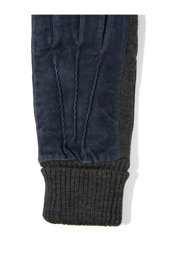 네이비 컬러의 켄들 남성 스웨이드 장갑입니다. 부드러운 스웨이드 소재로 제작되어 가을과 겨울철에 따뜻하게 착용할 수 있습니다. 두꺼운 두께감으로 보온성을 높였으며, 손목 립 디테일이 디자인의 포인트를 더합니다. 클래식, 미니멀, 캐주얼 스타일 모두 소화 가능하며, 출근룩에 매치하기 좋습니다. 무지 디자인으로 어떤 스타일에도 쉽게 코디할 수 있는 실용적인 장갑입니다.
