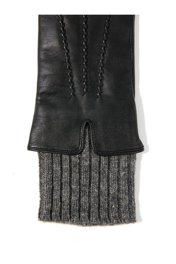 타마라 여성 가죽 장갑 - 블랙은 가을, 겨울철 여성의 손을 따뜻하게 보호해 주는 필수 아이템입니다. 부드러운 가죽 소재로 제작되어 뛰어난 촉감을 자랑하며, 손목 부분의 니트 디테일이 클래식하면서도 미니멀한 디자인을 완성합니다. 일상복뿐만 아니라 출근룩에도 잘 어울리는 스타일로, 무지 디자인으로 어떤 옷에도 매치하기 용이합니다. 보온 기능을 갖춘 두꺼운 장갑으로, 추운 날씨에도 따뜻함을 유지해 줍니다.
