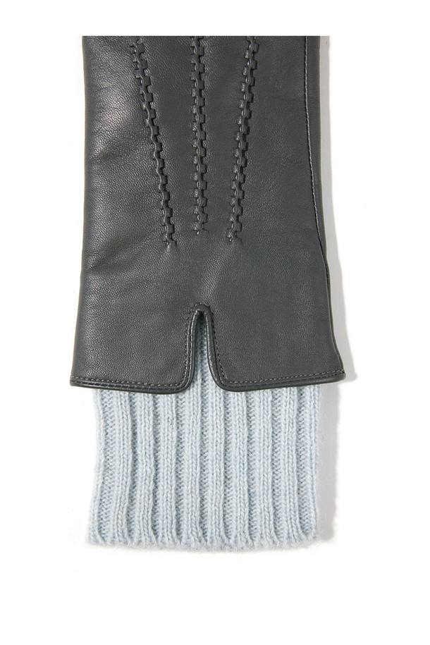 타마라 여성 가죽 장갑 - 차콜은 가을과 겨울, 당신의 손을 따뜻하게 감싸줄 부드러운 가죽 장갑입니다. 차콜 컬러의 무지 디자인으로, 출근룩이나 모임룩 등 다양한 TPO에 활용하기 좋습니다. 손목 부분은 니트 디테일로 포인트를 주어 클래식, 미니멀, 캐주얼 스타일 모두 소화 가능합니다. 보온성을 높여 추운 날씨에도 따뜻함을 유지해 줍니다. 부드러운 촉감으로 편안한 착용감을 선사합니다.
