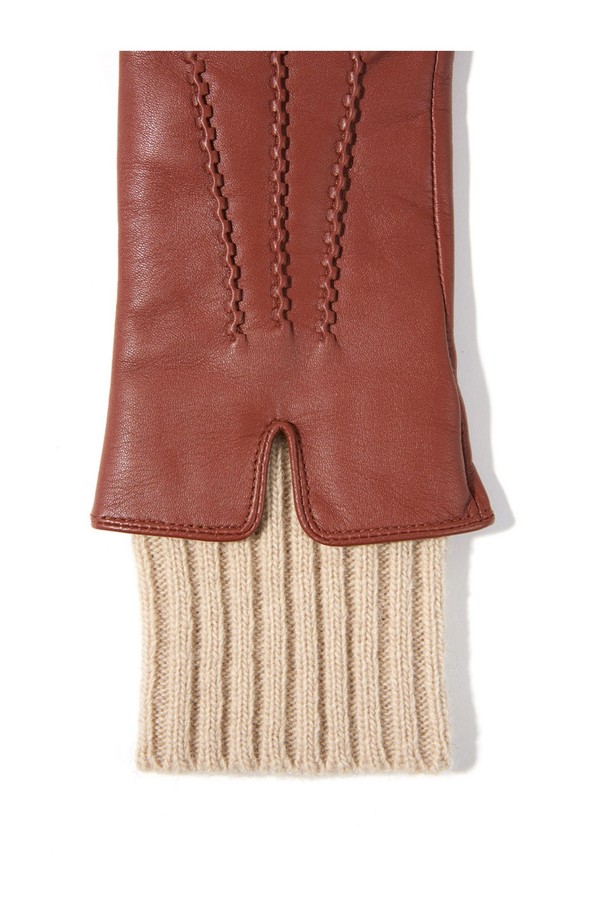 타마라 여성 가죽 장갑 - 꼬냑은 가을, 겨울철 당신의 손을 따뜻하게 감싸줄 필수 아이템입니다. 부드러운 가죽 소재로 제작되어 뛰어난 촉감을 선사하며, 보온 기능을 갖춰 추운 날씨에도 따뜻함을 유지해 줍니다. 꼬냑 색상은 어떤 스타일에도 잘 어울리며, 무지 디자인에 손목 부분의 니트 디테일이 은은한 포인트를 더합니다. 출근룩이나 모임룩에 클래식하고 미니멀한 스타일을 더해 세련된 룩을 연출해보세요. 일상에서도 캐주얼하게 착용하여 편안함과 스타일을 동시에 잡을 수 있습니다.
