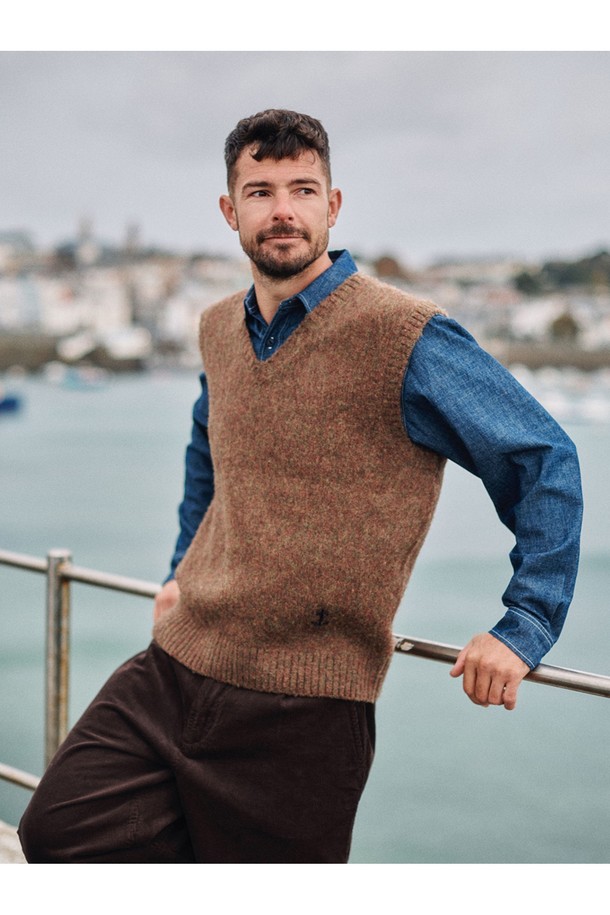 **셔틀랜드울 브이넥 베스트 - 브러쉬드 브라운**

부드러운 촉감의 셔틀랜드 울 소재로 제작된 브러쉬드 브라운 컬러의 브이넥 베스트입니다. 가을, 겨울 시즌에 어울리는 두꺼운 두께감으로 따뜻하게 착용할 수 있습니다. 레귤러핏으로 제작되어 편안한 착용감을 제공하며, 베이직하고 클래식한 스타일을 연출합니다. 출근룩, 오피스룩, 모임룩 등 다양한 TPO에 활용 가능하며, 미니멀하고 클래식한 스타일을 선호하는 분들께 추천합니다. 민소매 디자인으로 레이어드하여 세련된 스타일을 완성해 보세요.
