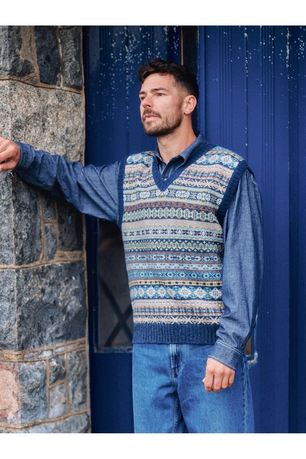 세인트피터 페어아일 브이넥 베스트 - 네이비는 클래식한 무드를 자아내는 남성용 니트 베스트입니다. 울 소재로 제작되어 부드러운 촉감과 두꺼운 두께감으로 가을, 겨울철 따뜻하게 착용할 수 있습니다. 페어아일 패턴이 돋보이며, 레귤러 핏과 브이넥 디자인으로 오피스룩, 비즈니스 캐주얼, 모임룩 등 다양한 TPO에 활용 가능합니다. 미니멀하고 캐주얼한 스타일을 연출하기에도 좋습니다.
