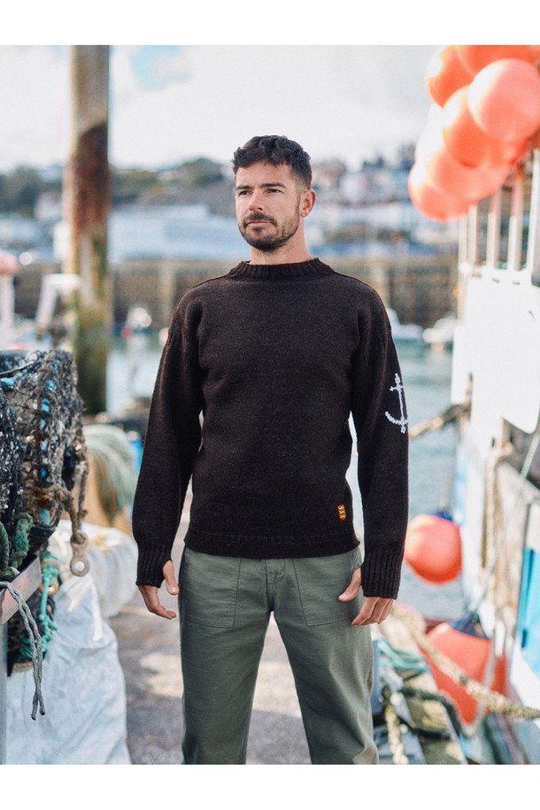 피셔맨 홀가먼트 스웨터 - 다크 브라운은 가을, 겨울 시즌에 어울리는 남녀 공용 니트/스웨터입니다. 톤 다운된 다크 브라운 컬러와 부드러운 울 소재로 제작되어 포근한 착용감을 선사합니다. 앵커 자수 디테일이 돋보이는 클래식하고 베이직한 디자인으로, 출근룩이나 모임룩 등 다양한 TPO에 활용 가능합니다. 레귤러핏 라운드넥, 긴소매, 두꺼운 두께감으로 보온성을 높였으며, 미니멀, 캐주얼 스타일 모두 소화 가능한 활용도 높은 아이템입니다. 홀가먼트 기법으로 제작되어 깔끔한 핏을 자랑하며, 부드러운 촉감으로 편안하게 착용할 수 있습니다.
