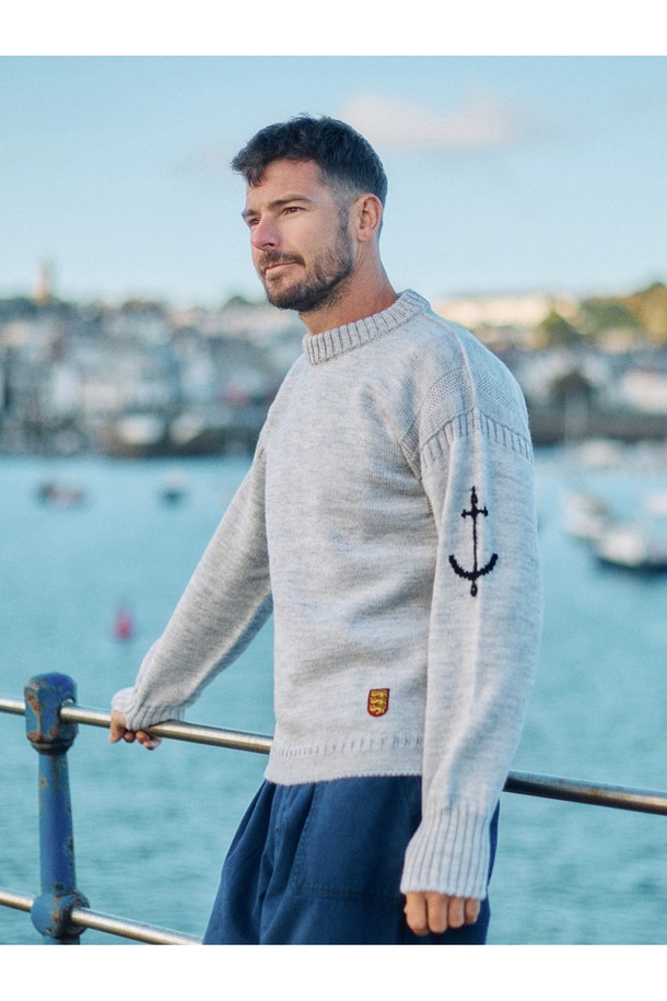 가을과 겨울에 어울리는 크루넥 홀가먼트 스웨터입니다. 울 소재로 제작되어 부드러운 촉감과 뛰어난 보온성을 제공하며, 두꺼운 두께감으로 포근하게 착용할 수 있습니다. 베이직하고 캐주얼한 스타일로, 일상에서 편안하게 즐겨 입기 좋습니다. 라이트 그레이 컬러와 심플한 디자인은 어떤 룩에도 잘 어울리며, 니트 패치 디테일로 포인트를 더했습니다. 레귤러핏으로 제작되어 편안한 착용감을 선사합니다.
