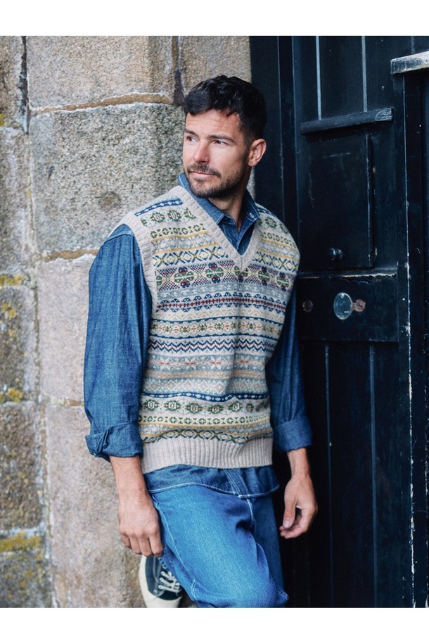 세인트피터 페어아일 브이넥 베스트 - 베이지는 가을, 겨울 시즌에 어울리는 울 소재의 니트 베스트입니다. 클래식하고 캐주얼한 무드를 동시에 연출하며, 레귤러핏과 레귤러 기장으로 편안한 착용감을 선사합니다. 페어아일 패턴과 브이넥 디자인이 특징이며, 출근룩과 모임룩, 그리고 미니멀한 스타일 연출에 적합합니다. 부드러운 촉감과 두꺼운 두께감으로 따뜻함을 더해줍니다. 베이지 컬러는 어떤 옷에도 잘 어울려 활용도가 높습니다.
