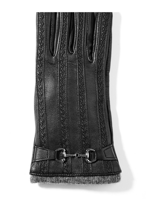 케이라 터치스크린 여성 가죽장갑 - 블랙은 출근룩과 모임룩에 모두 잘 어울리는 클래식, 미니멀, 시크 스타일의 장갑입니다. 부드러운 가죽 소재로 제작되어 가을과 겨울, 추운 계절에 따뜻하게 착용할 수 있습니다. 무지 디자인에 버클 장식이 포인트로 더해져 세련된 느낌을 줍니다. 터치스크린 기능이 있어 장갑을 착용한 채로 스마트폰 사용이 가능하여 편리합니다. 블랙 색상으로 어떤 의상에도 잘 어울려 데일리 아이템으로 활용하기 좋습니다.
