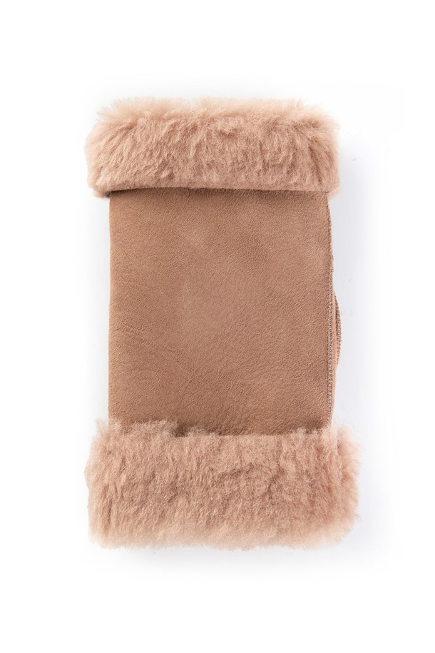 베라 헤어쉽(Vera Hairsheep) 여성 가죽 장갑 - 허니는 부드러운 가죽 소재로 제작되어 뛰어난 착용감을 선사합니다. 따뜻한 허니와 베이지 컬러, 무지 디자인에 퍼 트리밍으로 포인트를 주어 세련된 멋을 더했습니다. 가을, 겨울철 보온성을 높여주는 두꺼운 두께감으로, 출근룩이나 모임룩에 클래식, 미니멀, 캐주얼 스타일 모두 잘 어울립니다. 부드러운 촉감과 세련된 디자인으로 손끝까지 따뜻하고 스타일리시하게 연출해보세요.
