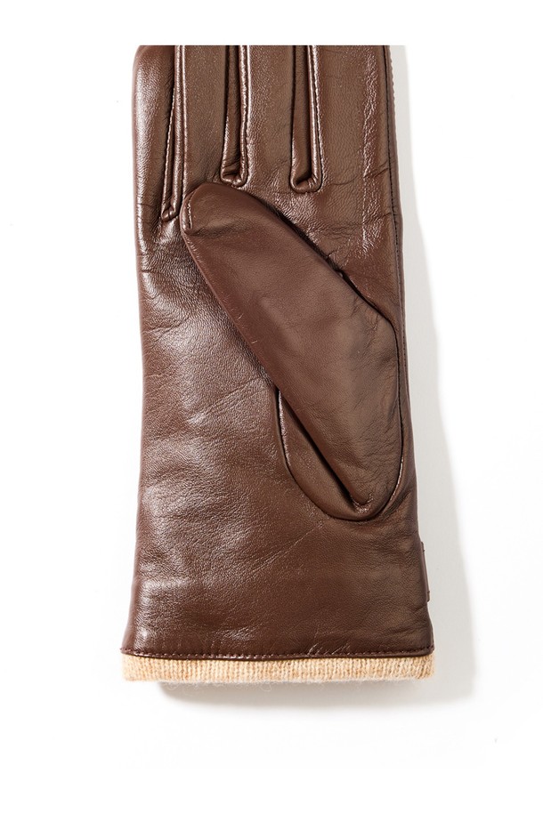 케이라 터치스크린 여성 가죽 장갑 - 체스트넛은 겨울철 여성의 손을 따뜻하게 보호해 줄 뿐만 아니라, 스타일리시함까지 더해주는 필수 아이템입니다. 부드러운 가죽 소재로 제작되어 뛰어난 착용감을 선사하며, 체스트넛 컬러와 클래식, 미니멀, 시크한 스타일을 연출하여 출근룩, 데이트룩 등 다양한 TPO에 활용할 수 있습니다. 특히 터치스크린 기능이 탑재되어 장갑을 착용한 채로 스마트 기기를 편리하게 사용할 수 있습니다. 디자인에 버클 장식이 더해져 세련된 포인트를 주며, 두꺼운 두께로 보온성을 극대화했습니다.
