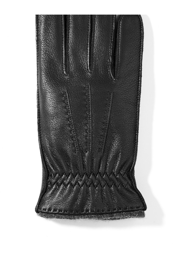 에딩턴 사슴가죽 장갑 - 블랙은 남성용 장갑으로, 가을과 겨울에 착용하기 좋습니다. 부드러운 촉감의 사슴가죽과 가죽 소재를 사용하여 제작되었으며, 일상 및 출근룩에 잘 어울립니다. 클래식하고 미니멀한 스타일을 연출하며, 손목 밴딩과 스티치 디자인으로 포인트를 더했습니다. 보온 기능이 있어 추운 날씨에도 따뜻하게 손을 보호해 줍니다. 
