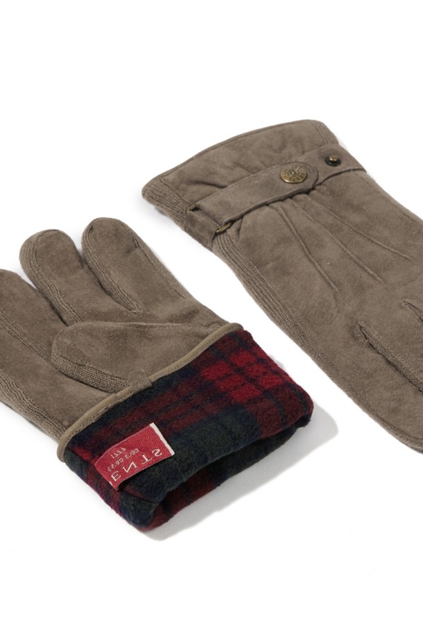 부드러운 스웨이드 소재와 따뜻한 보온성을 자랑하는 체스터 스타일의 장갑입니다. 은은한 오트밀 컬러가 어떤 옷에도 잘 어울리며, 일상에서 클래식하고 미니멀한 스타일을 연출하기 좋습니다. 부드러운 촉감과 보통 두께감으로 편안한 착용감을 선사하며, 디자인 장식으로 버튼이 더해져 고급스러움을 더했습니다. 가을, 겨울 시즌, 당신의 손을 포근하게 감싸줄 데일리 장갑입니다.
