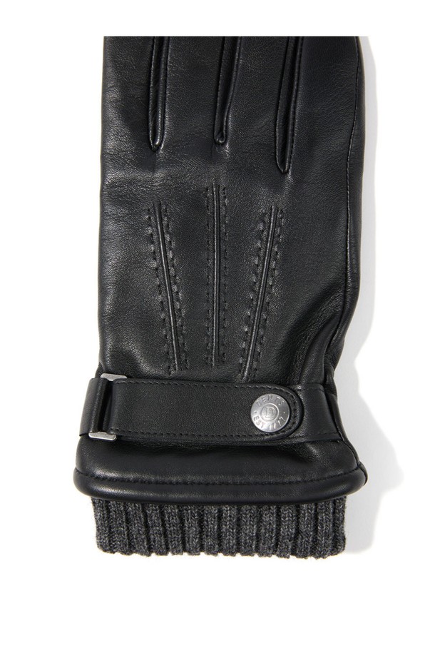 헨리 터치스크린 남성 가죽 장갑 - 블랙은 가을과 겨울철, 출근룩과 데이트룩에 어울리는 베이직 스타일의 남성용 장갑입니다. 부드러운 촉감의 가죽 소재와 니트 커프스로 디자인되어 클래식, 미니멀, 캐주얼 룩에 모두 잘 어울립니다. 손목 부분은 니트 마감 처리되어 따뜻함과 편안함을 더했습니다. 또한, 터치스크린 기능을 지원하여 스마트폰 사용의 편리성을 높였습니다. 헨리 터치스크린 남성 가죽 장갑은 일상생활에서 스타일과 실용성을 동시에 만족시키는 필수 아이템입니다.
