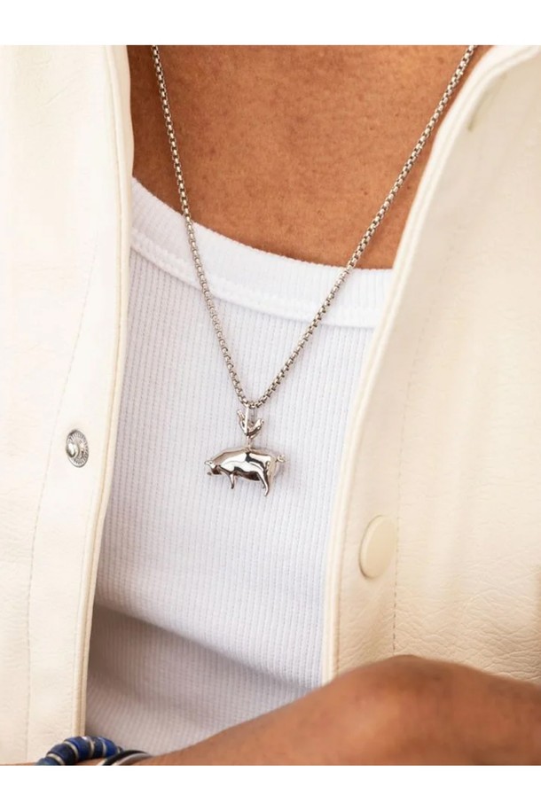 실버 색상의 펜던트 목걸이로, 미니멀, 클래식, 캐주얼한 스타일을 즐기는 분들께 추천합니다. 316L 스테인리스스틸 소재로 제작되어 일상생활뿐만 아니라 수상 스포츠 활동에도 적합하며, 내식성, 내구성, 내염성을 갖춰 변색 걱정 없이 착용할 수 있습니다. 60cm 길이의 체인에 브랜드 레터링 로고 펜던트가 더해져 세련된 포인트를 주며, 단독으로 착용하거나 다른 액세서리와 함께 레이어드하여 개성 있는 연출이 가능합니다. 고급스러운 우드 케이스 패키징으로 소장 가치를 높여 여행룩에 특별함을 더하세요.
