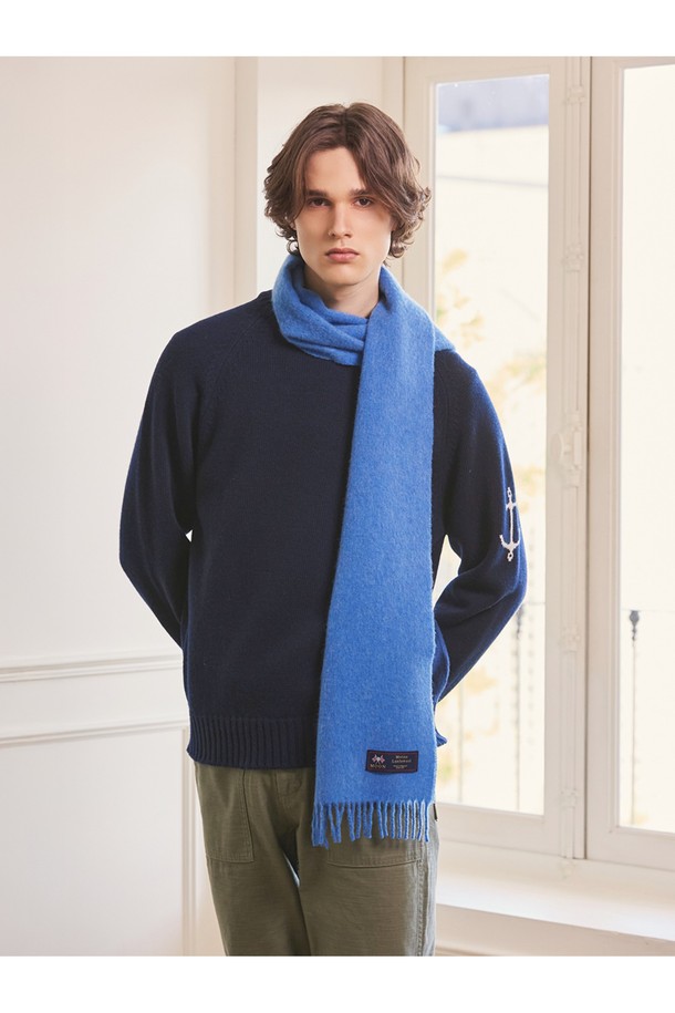 메리노울 머플러 25cm - 마린 블루는 겨울과 가을, 당신의 출근룩과 클래식, 미니멀, 캐주얼 스타일에 포인트를 더해줄 머플러입니다. 부드러운 촉감의 메리노울, 램스울 소재로 제작되어 보온성과 통기성은 물론, 향균 및 소취 기능까지 갖춰 쾌적하게 착용할 수 있습니다. 멜란지 공법으로 은은한 멋을 더하고, 울마크 인증을 받은 영국 제조 상품으로 고급스러운 품질을 보장합니다. 마린 블루 컬러의 무지 디자인과 프린지, 라벨 디자인으로 완성도를 높여, 일상 또는 선물용으로도 손색없는 아이템입니다.
