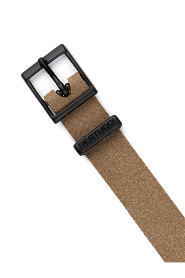 Tridura(트리듀라) 나토밴드 22mm 코요테는 극한 환경에서도 든든한 내구성을 자랑하는 시계 밴드입니다. 코요테 컬러의 세련된 디자인은 여행룩, 휴가룩, 캠핑룩 등 다양한 TPO(Time, Place, Occasion)에 완벽하게 어울립니다. 22mm 밴드 폭과 280mm 길이로 제작되었으며, 군용 스펙 버클과 조절 가능한 키퍼 루프로 안정적인 착용감을 제공합니다. 초경량 16.4g의 무게는 인체공학적 설계를 통해 장시간 착용에도 편안함을 선사하며, 방수, 방청, 야광 기능을 갖춰 전문가용, 아웃도어 활동, 해양 활동, 다이빙, 구조 활동 등 폭넓게 활용 가능합니다. 고프코어, 스포티, 워크웨어 스타일을 즐기는 당신에게 최고의 선택이 될 것입니다.
