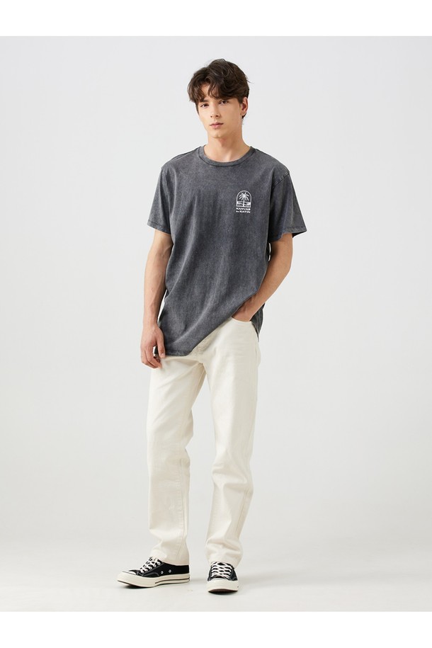 페세지 티셔츠 - 블랙 샌드 워시는 캘리포니아 해변의 야자수 프린팅과 "SEE YOU OUT THERE" 문구가 돋보이는 캐주얼 티셔츠입니다. 유기농 코튼 100% 소재로 제작되어 부드러운 촉감을 선사하며, 레귤러핏의 롱 기장으로 편안하게 착용할 수 있습니다. 라운드넥 디자인에 반소매, 블랙과 샌드 컬러 조합으로 다양한 스타일에 활용하기 좋으며, 백넥 테이프 특수 처리, 체인스티치 봉제, 프린트 나염 라벨 등의 섬세한 마감으로 완성도를 높였습니다.
