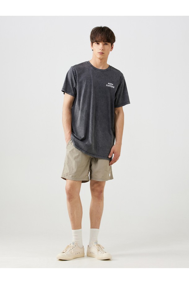 90년대 베니스 비치 타투 플래시 시트에서 영감을 받은 블랙 컬러의 베니스 티셔츠입니다. 오가닉 코튼 100% 소재로 제작되어 부드러운 촉감을 선사하며, 캐주얼하면서도 서핑 스타일을 연출합니다. 레귤러 핏에 반소매 기장으로, 일반 티셔츠보다 2-3cm 더 긴 기장과 어깨 체인스티치, 프린트 라벨, 등판 네크테이프 연장 디테일이 돋보입니다.
