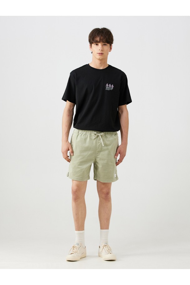 코듀로이 로컬 반바지 - 데저트 세이지는 남성용 반바지로, 봄, 여름 시즌 일상에서 편안하게 착용하기 좋습니다. 코듀로이, 면, 스판덱스 혼방 소재로 제작되었으며, 클래식한 레귤러핏과 무릎 위 기장으로 편안한 실루엣을 연출합니다. 데저트 세이지, 블랙 워시, 오버캐스트 실버 버치, 트레이드 윈드 웜 그레이 등 다양한 컬러 옵션으로 제공되며, 밴딩 처리되어 활동성을 더했습니다.
