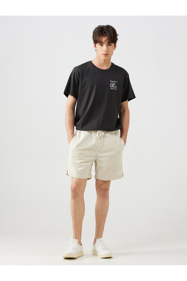 실버 버치 색상의 코듀로이 로컬 반바지는 남녀 모두 착용 가능한 캐주얼 & 클래식 스타일의 반바지입니다. 봄, 여름 시즌에 적합하며, 무릎 위 기장의 레귤러핏으로 편안한 컴포트핏을 제공합니다. 코듀로이, 면, 스판덱스 혼방 소재에 무지 패턴으로 제작되어 클래식한 텍스처와 밴딩 디테일이 특징입니다.
