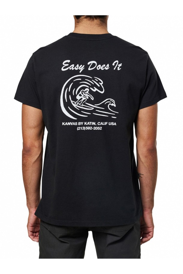 쇼어리 반팔 티셔츠는 부드러운 오가닉 코튼 100% 소재로 제작되었으며, 블랙 워싱 처리되어 자연스러운 멋을 더합니다. 앞면에는 서퍼와 "EASY DOES IT" 텍스트가 퍼프 그래픽 프린팅으로 디자인되었고, 핸드프린팅에서 영감을 받은 그래픽이 캐주얼한 스타일을 완성합니다. 스탠다드 핏의 라운드넥 디자인으로 일상에서 편안하게 착용하기 좋은 남성용 반팔 티셔츠입니다.
